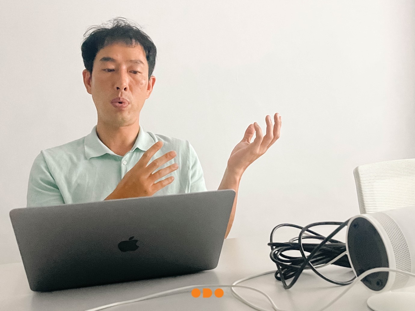 A picture containing person, wall, indoor, computer
Description automatically generated